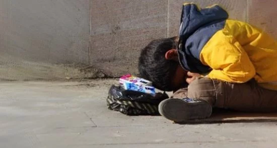 فقر 550x295 - أزمة سوء تغذية الأطفال في أفغانستان