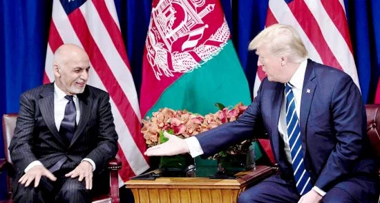 ترمپ اشرف غنی 550x295 - السفير الأمريكي الأسبق: واشنطن خانت الشعب الأفغاني