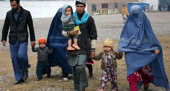 مهاجران افغان 1 550x295 - وزير الداخلية الإيراني يعلن أن عدد اللاجئين الأفغان في إيران خمسة ملايين