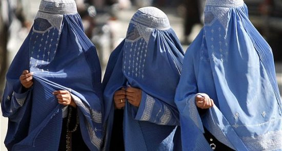 زن 1 550x295 - أوتونباييفا: إغلاق صالونات التجمیل النسائية يهدد الاقتصاد الأفغاني