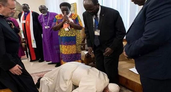 بابا الفاتيكان 550x295 - بابا الفاتيكان يقبّل أقدام زعماء السودان