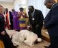 بابا الفاتيكان يقبّل أقدام زعماء السودان