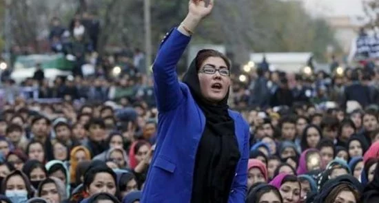 المرأة الأفغانية 550x295 - تحذر النساء الأفغانيات حركة طالبان/ لن نخضع للإبتزاز
