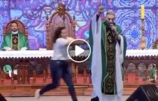 فيديو هجوم إمرأة راهب النساء الجنة 226x145 - فيديو/ هجوم إمرأة سمينة على راهب زعم أنّ النساء السمينات لا يدخلن الجنة!