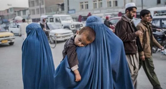 زن 1 550x295 - زيادة استخدام مضادات الاكتئاب بين الأفغانيات
