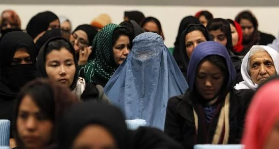 زن 550x295 - بعض المواطنين نصفهم النساء الأفغانيات يرغبن في مغادرة أفغانستان