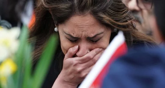 3305292 امرأة تبكي أمام النصب التذكارى 550x295 - بعد تفشي كورونا إرتفاع نسبة العنف الأسري في "كندا" 30 بالمئة