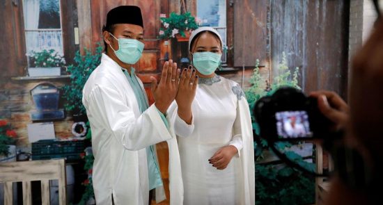 580 3 550x295 - عروسان إندونيسيان يقيمان زفافهما "أون لاين"