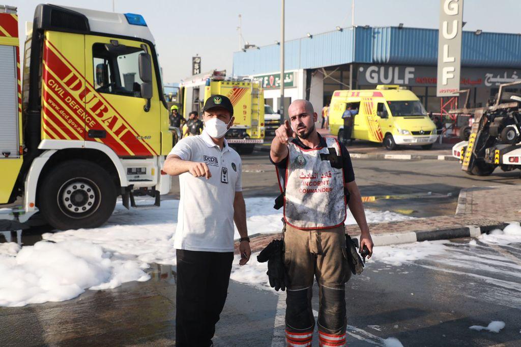 حريق دبي 2 - حريق يطول 8 معارض سيارات ويسبب أضراراً بـ 55 مركبة في دبي + الصور
