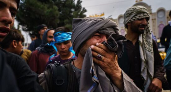 افغان 550x295 - أفغانستان في صدارة أكثر الشعوب شعوراً بالحزن