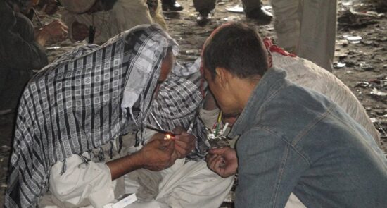 اعتیاد  550x295 - 5 ملايين شخص في أفغانستان مدمنون على المخدرات