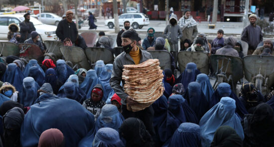 Hunger in Afghanistan گرسنگی در افغانستان 550x295 - برنامج الغذاء العالمي: 19 مليون شخص في أفغانستان يعانون من انعدام الأمن الغذائي