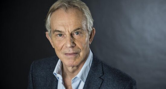 Tony Blair تونی بلر 550x295 - رئيس وزراء بريطانيا السابق: عصر الهيمنة الغربية على وشك الانتهاء