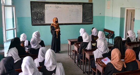 afghan girl education 550x295 - مفوضة الأمم المتحدة السامية لحقوق الإنسان: طالبت الأمم المتحدة بإعادة فتح مدارس البنات في أفغانستان
