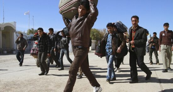 afghan refugees پناهجویان افغان 550x295 - أيد أعضاء مجلس الشيوخ الأمريكي تقديم مشروع قانون منح الجنسية لآلاف المهاجرين الأفغان