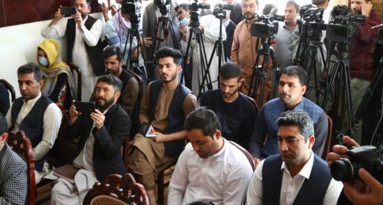 afghan reporter افغان خبرنگار 550x295 - أزمة حرية التعبير في أفغانستان؛ زيادة بنسبة 8% في القيود في عام 2024