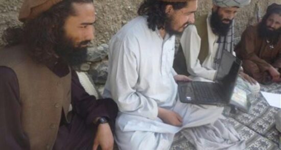taliban computer طالبان فضای مجازی 550x295 - حجب فيسبوك الصفحات الاجتماعية لوسائل إعلام طالبان