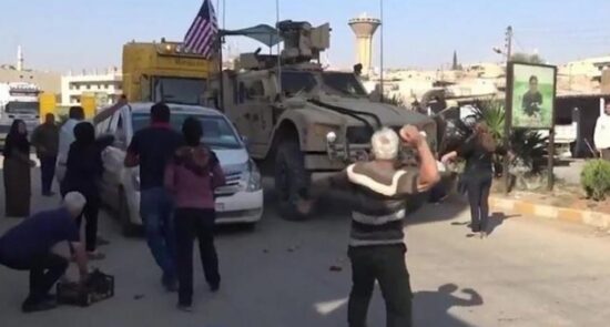 اهالی یک روستا در سوریه نظامیان آمریکایی را فراری دادند 1 550x295 - یجعل سكان قرية في سوريا تفر القوات الأمريكية