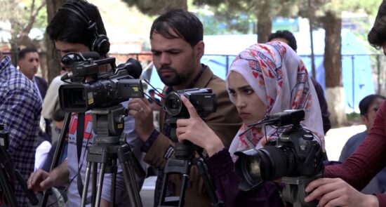 خبرنگاران افغانستان afghan reporters 550x295 - بطالة أكثر من ثلثي الصحفيين في أفغانستان