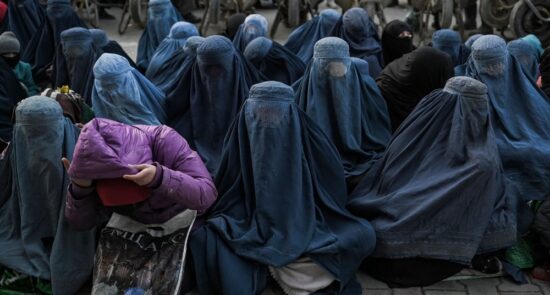 زنان افغانستان 550x295 - منظمة مراقبة حقوق الإنسان (هيومان رايتس ووتش): أفغانستان تشهد "أخطر أزمة لحقوق المرأة" في العالم
