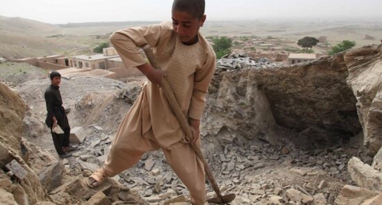 کودکان کار در افغانستان 1 550x295 - اليونيسف: من كل خمسة أطفال في أفغانستان يعمل واحد منهم