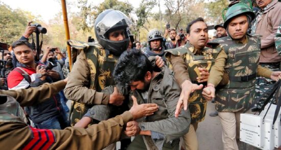 یورش نیرو‌های امنیتی هند به مسلمانان 550x295 - قوات الأمن الهندية تهاجم المسلمين