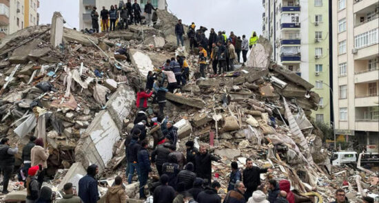 زلزله ترکیه 550x295 - بابا الفاتيكان: يجب ألا ننسى ألم ومعاناة المنكوبين بالزلزال في تركيا وسوريا