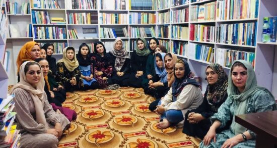 کتابخانه زن 550x295 - تم إغلاق مكتبة المرأة في كابول