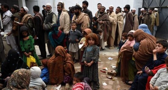 پناهجو افغان پاکستان 550x295 - منظمة الأمم المتحدة: على باكستان أن تتوقف مؤقتًا عن ترحيل اللاجئين الأفغان