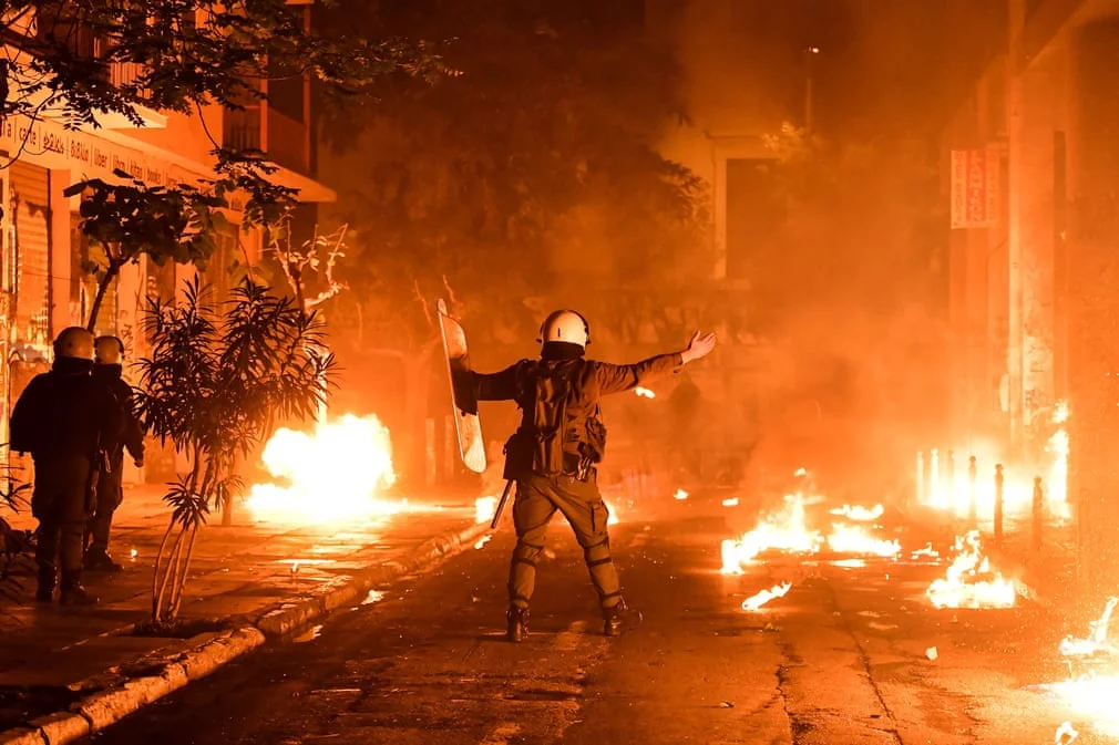 3902 - Demonstrators in Greece