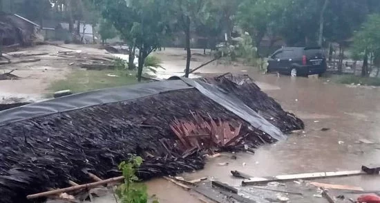456ad01d 4e72 4a77 b5af f92aa8021284 EPA INDONESIA TSUNAMI 1 550x295 - Tsunami hits Indonesia, at least 62 Killed, Hundreds Injured