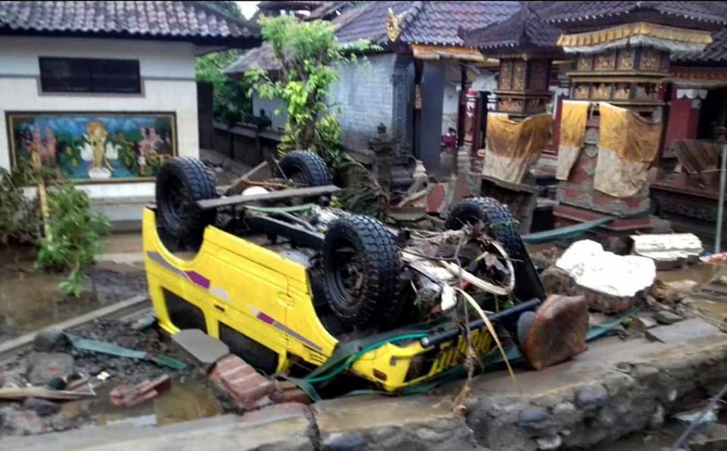 5c7a91f9 cdaf 4390 82ef 89866b532130 EPA INDONESIA TSUNAMI 1024x636 - Tsunami hits Indonesia, at least 62 Killed, Hundreds Injured