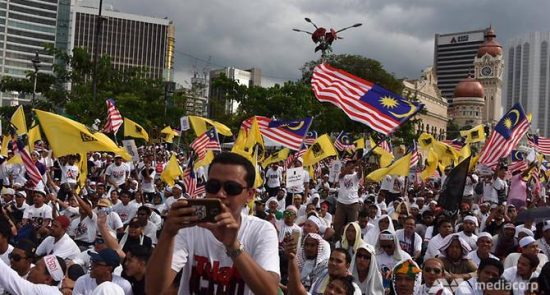 malaysia icerd rally crowd and flags 550x295 - Thousands  rally in Kuala Lumpur from across Malaysia for anti-ICERD