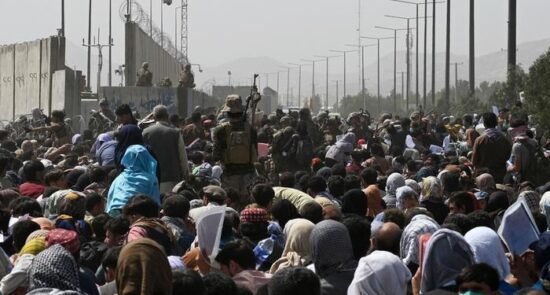 فرار میدان هوایی کابل 550x295 - Afghan refugees are at risk of deportation from America