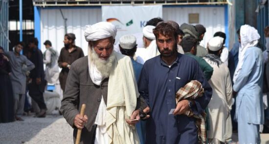 مهاجرین افغان 550x295 - United Nations Urges Pakistan to Temporarily Halt Deportation of Afghan Refugees