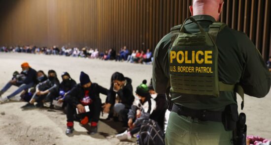 رفتار تحقیر آمیز مرزبانان آمریکایی با مهاجران 550x295 - Humiliating behavior of American border guards with immigrants
