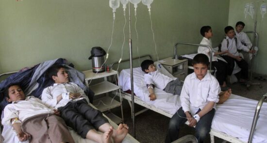 کودک بیمار افغان 550x295 - More than 50 children in Zabul were infected with an unknown disease
