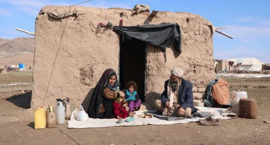 فقر 550x295 - OCHA: More than 17 million in Afghanistan need help