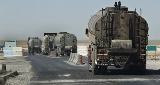 نفت 550x295 - The United States continues to loot Syria's oil resources