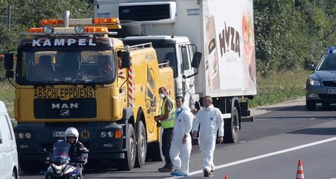 لاری - More than 80 Afghan Migrants Discovered in Truck in Bulgaria