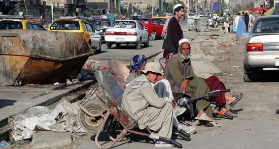 بیکار 550x295 - Increase in Unemployment Rates in Afghanistan Highlighted by World Bank Report