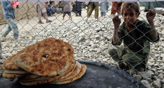 فقر 550x295 - Afghan Children Face Severe Hunger Crisis, Report Reveals