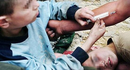 معتاد 550x295 - One Million Drug Addicts, Including Women and Children in Afghanistan
