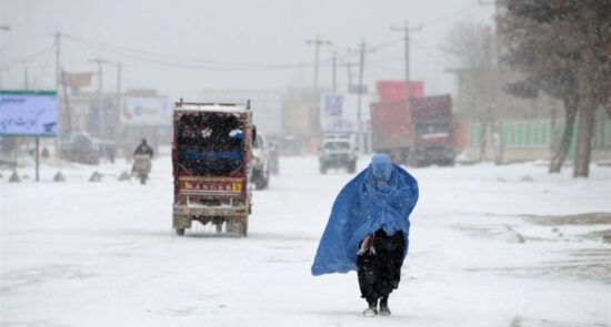 برف 550x295 - Weather Warnings and Fuel Crisis; Afghanistan on the Verge of a Humanitarian Disaster