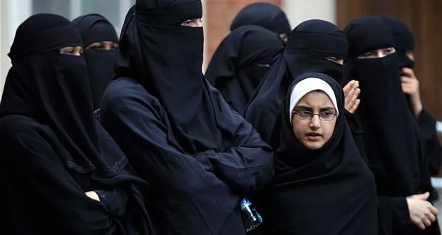 فرانسه باید شپږ میاشتې کې د حجاب په اړه ځواب ووايي