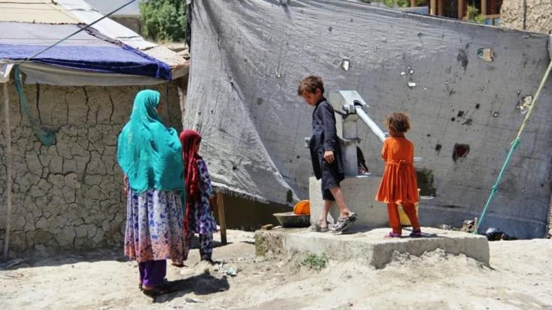 له مېشتو افغان کډوالو سره یو میلیون ډالر مرسته