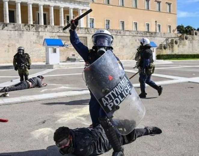عکس/ د یونان پولیس د زده کونکو سره نښتې