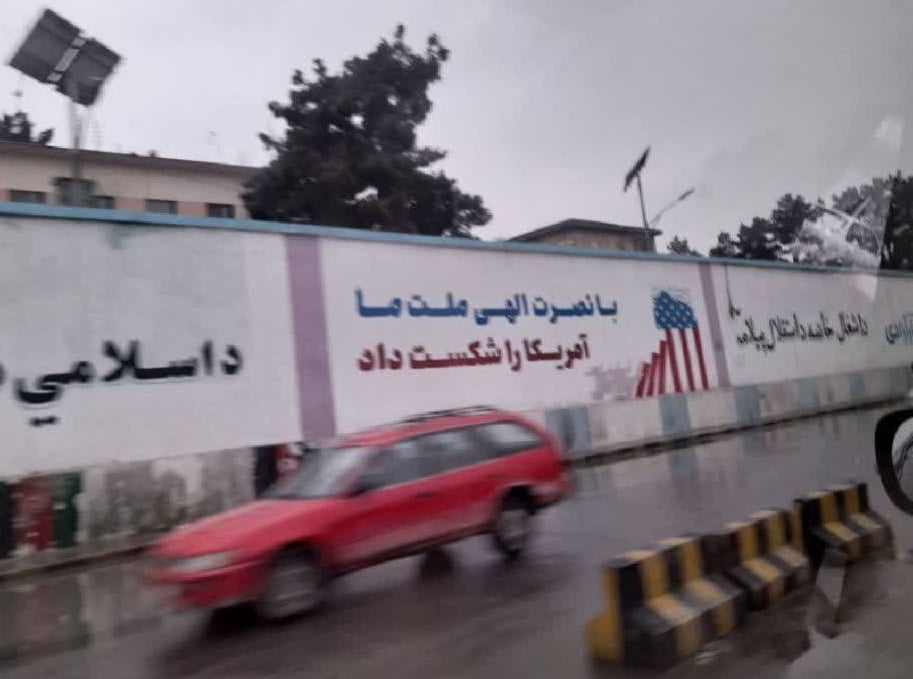 په کابل کې پر دیوال د طالبانو یو په زړه پورې لیکنه