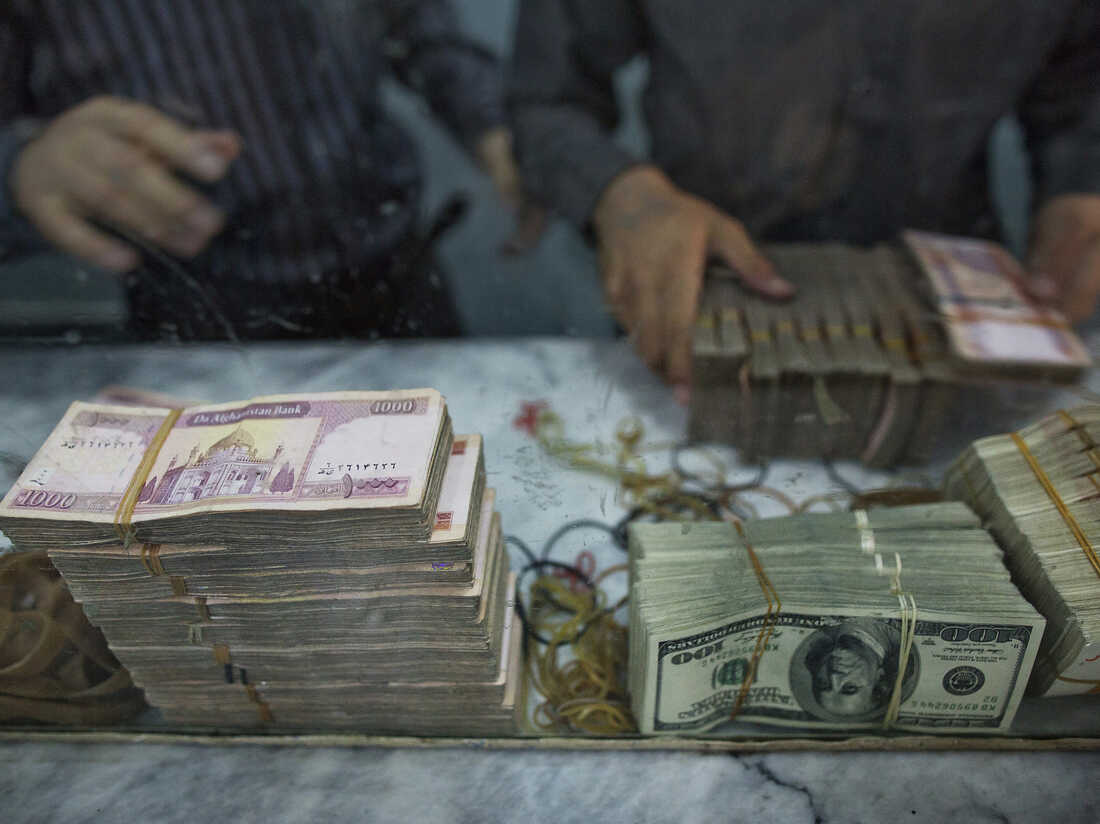 افغان تاجروں کا بینکوں کی جانب سے رقم کی عدم ادائیگی کے خلاف احتجاج