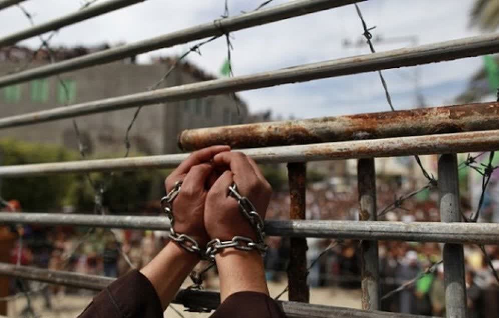 قیدیوں کو انسانی ڈھال کے طور پر استعمال کرنا جنگی جرم ہے، حماس